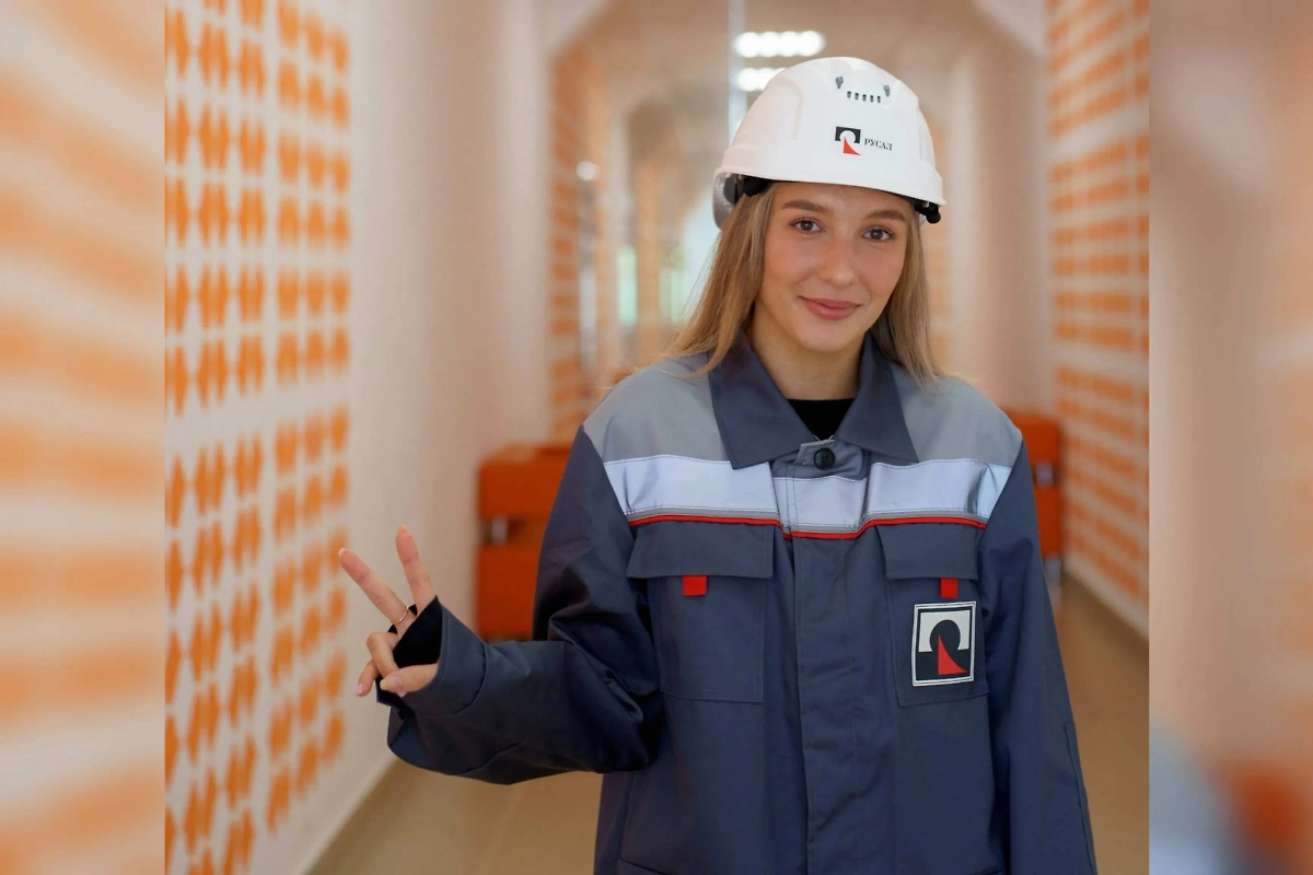 Выпускники образовательных учреждений обеспечиваются рабочими местами. Марина Стеценко — одна из таких выпускниц. Фото © Пресс-служба РУСАЛа