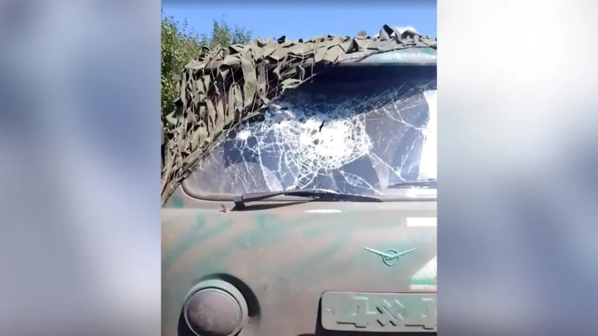 Дрон-камикадзе влетел в лобовое стекло машины. Фото © Народный фронт