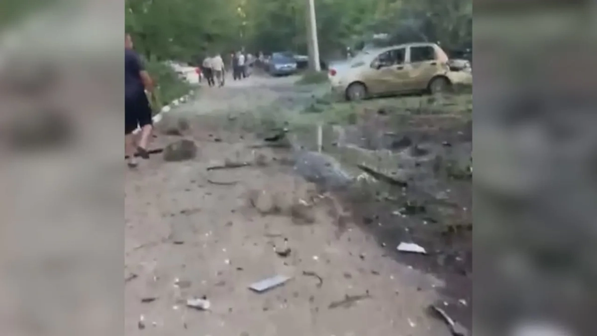 Последствия атаки БПЛА в Азове. Обложка © SHOT