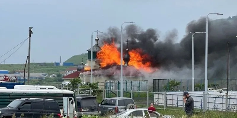 Горящий храм на острове Шикотан. Обложка © Официальный сайт Южно-Сахалинской и Курильской епархии