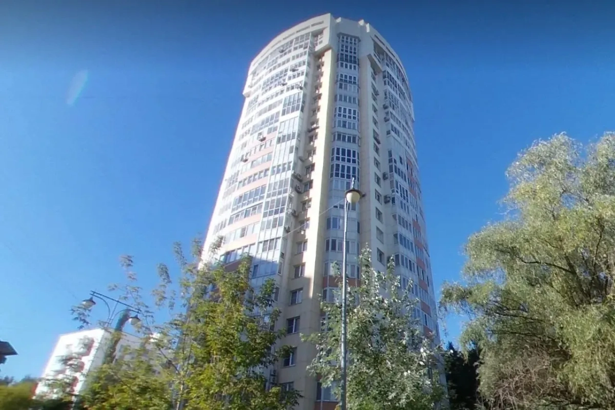 Тело Бадалова обнаружили утром под окнами его квартиры на Рублёвском шоссе. Фото © Telegram / shot