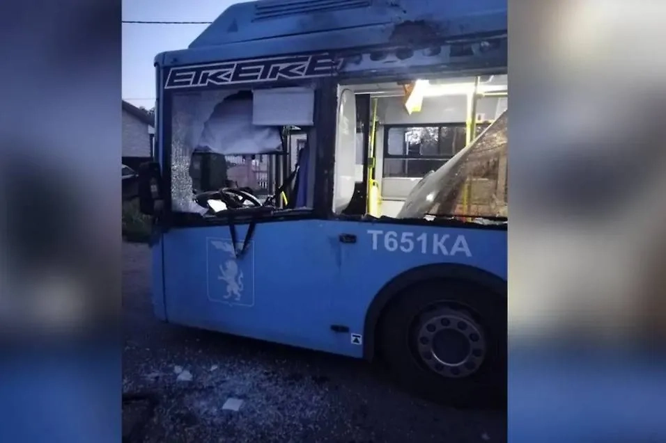 Повреждённый автобус. Обложка © Telegram / Настоящий Гладков