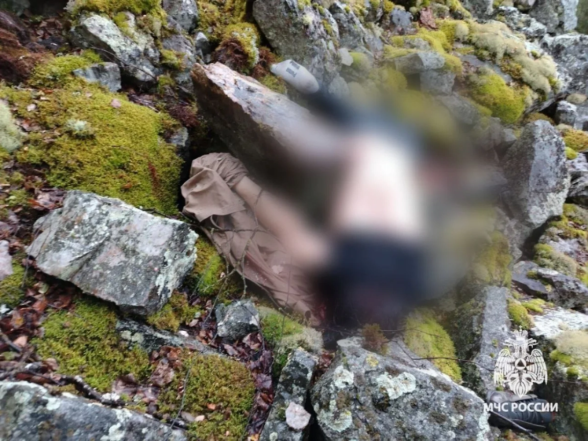Погибший на скале в Башкирии. Фото © Telegram / МЧС Башкортостан