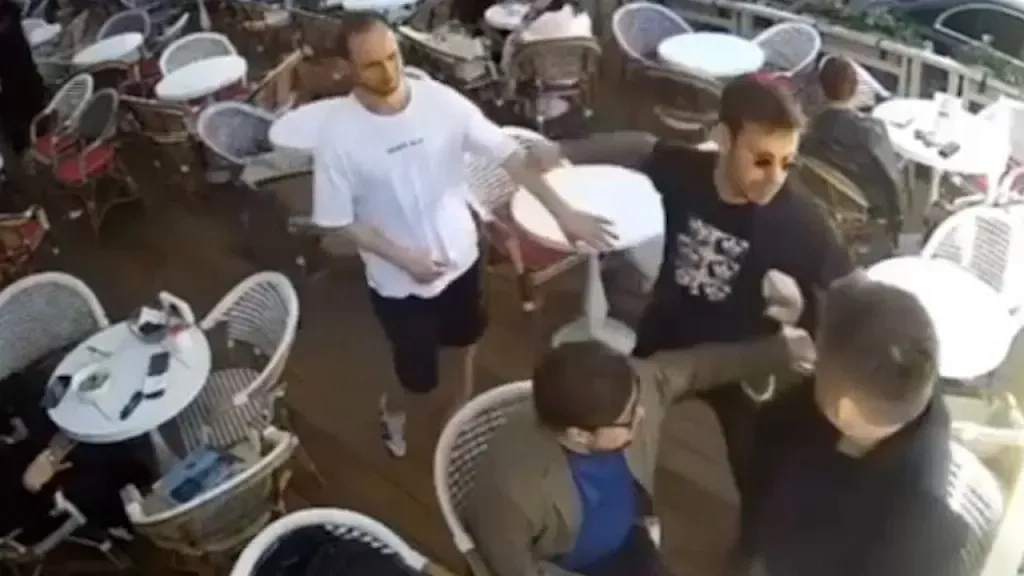 Момент нападения Смолова на двух человек в кафе. Обложка © Telegram / Первый спорт