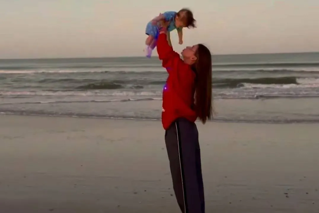 Настя Задорожная с дочкой. Обложка © Instagram (признан экстремистской организацией и запрещён на территории Российской Федерации)/ stasya_ru