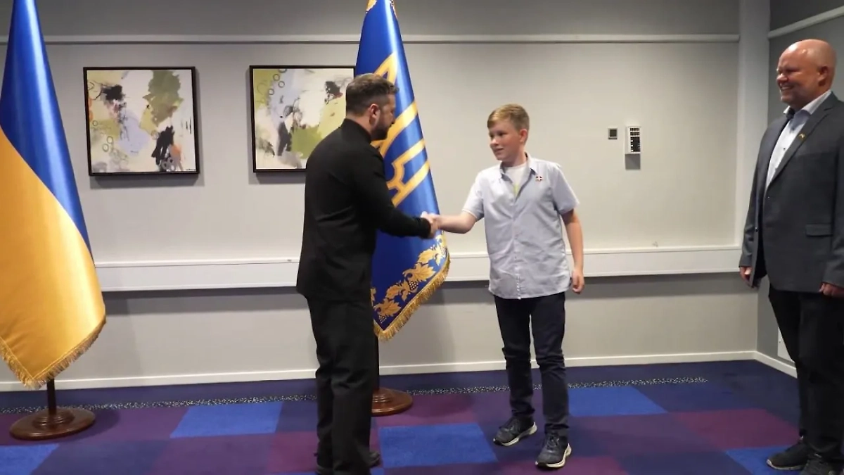 Владимир Зеленский с 11-летним Йенсом Фогом Томсеном из Дании. Обложка © социальные сети Владимира Зеленского