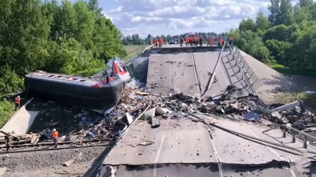 Последствия подрыва моста под Брянском. Обложка © МЧС России