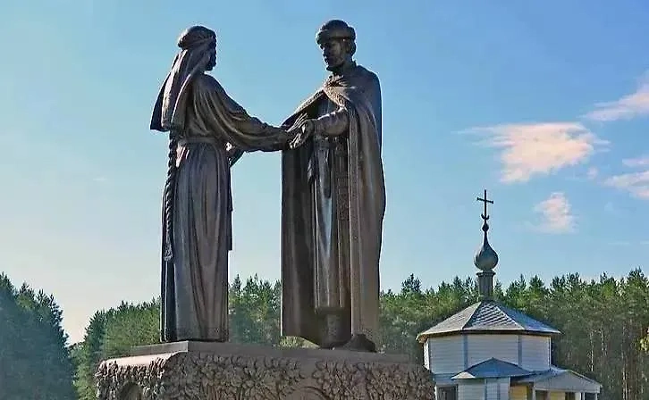 Памятник Петру и Февронии в селе Ласково Рязанской области. Обложка © Wikipedia / Максим Шанин