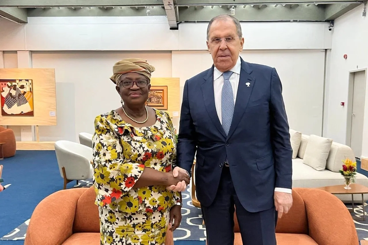 Нгози Оконджо-Ивеала и Сергей Лавров. Обложка © МИД РФ