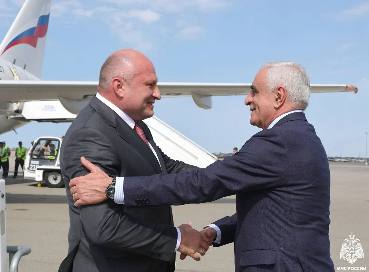 Глава МЧС Александр Куренков (слева) прибыл в Азербайджан. Обложка © МЧС России