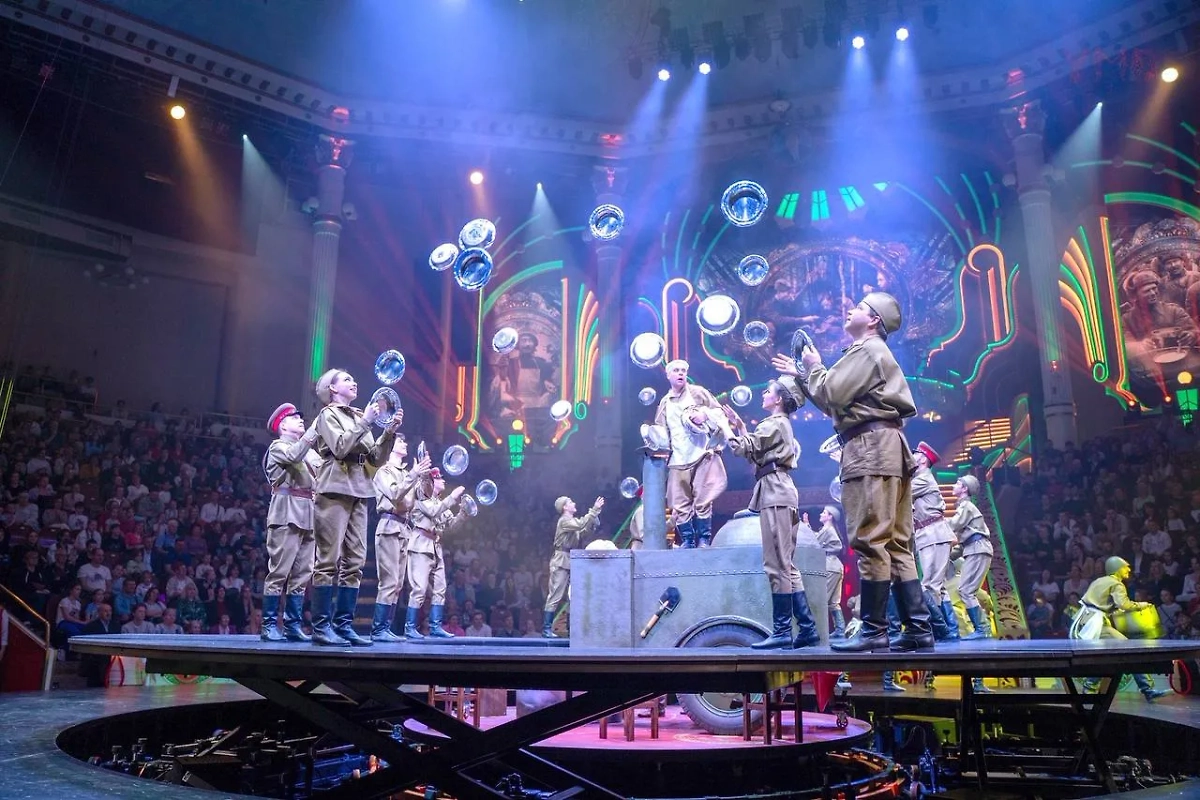 Жонглёр Анатолий Тесленко выступает после ранения. Фото © Telegram/ Российская Газета | Новости