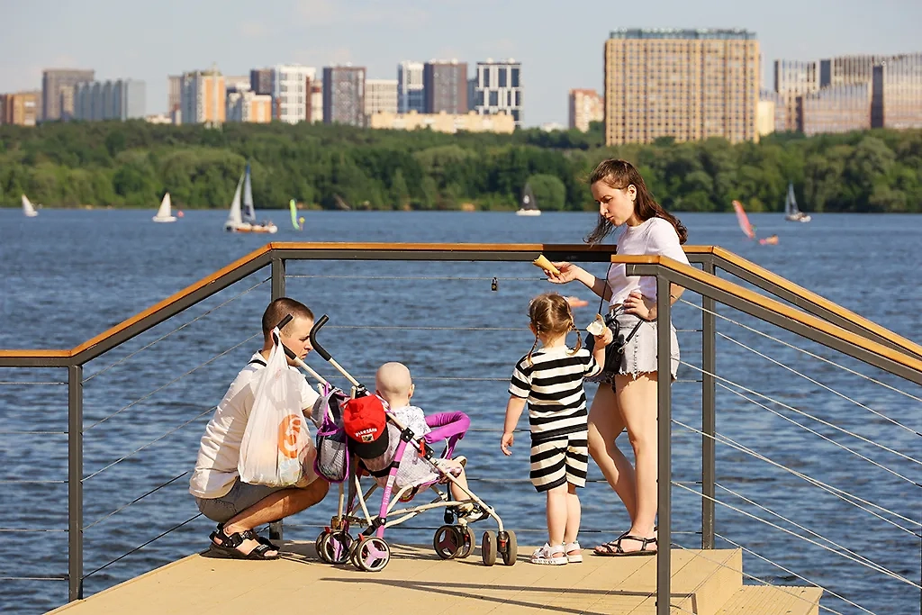 Юристы рассказали, на сколько вырастут выплаты семьям с детьми. Обложка © ТАСС / Олег Елков