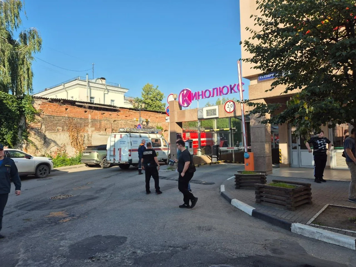 Экстренные службы рядом с баром, где взорвалась граната. Обложка © Telegram/ РЯЗИНФОРМБЮРО