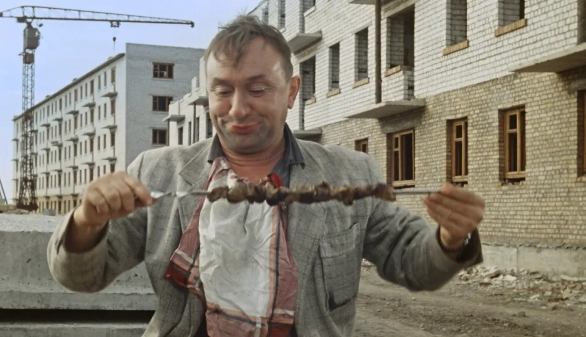 Федя из «Операции Ы» был заядлым тунеядцем. Обложка © kinopoisk / Кадр из фильма «Операция «Ы» и другие приключения Шурика» (1965), реж. Леонид Гайдай