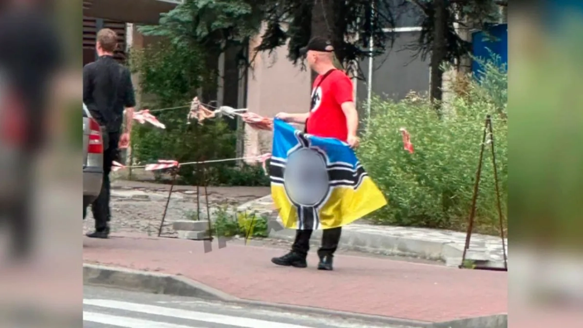 Мужчина в Киеве развернул украинский флаг со свастикой. Обложка ©  Х / @Roman6718599467