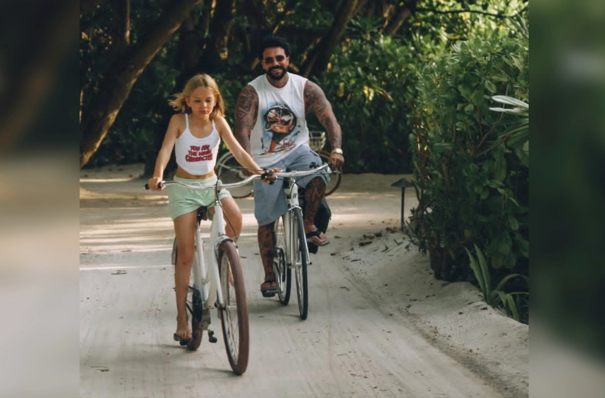 Тимати вместе с дочкой Алисой. Обложка © Instagram (признан экстремистской организацией и запрещён на территории Российской Федерации) / @timatiofficial