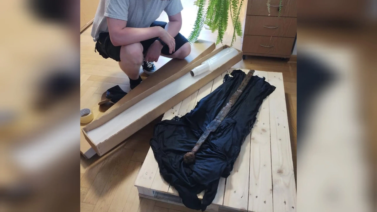 Меч с гравировкой креста времён Средневековья мужчина нашёл в реке Варшавы Висла. Обложка © Facebook (признан экстремистской организацией и запрещён на территории Российской Федерации) / Stoteczny Konserwator Zabytków