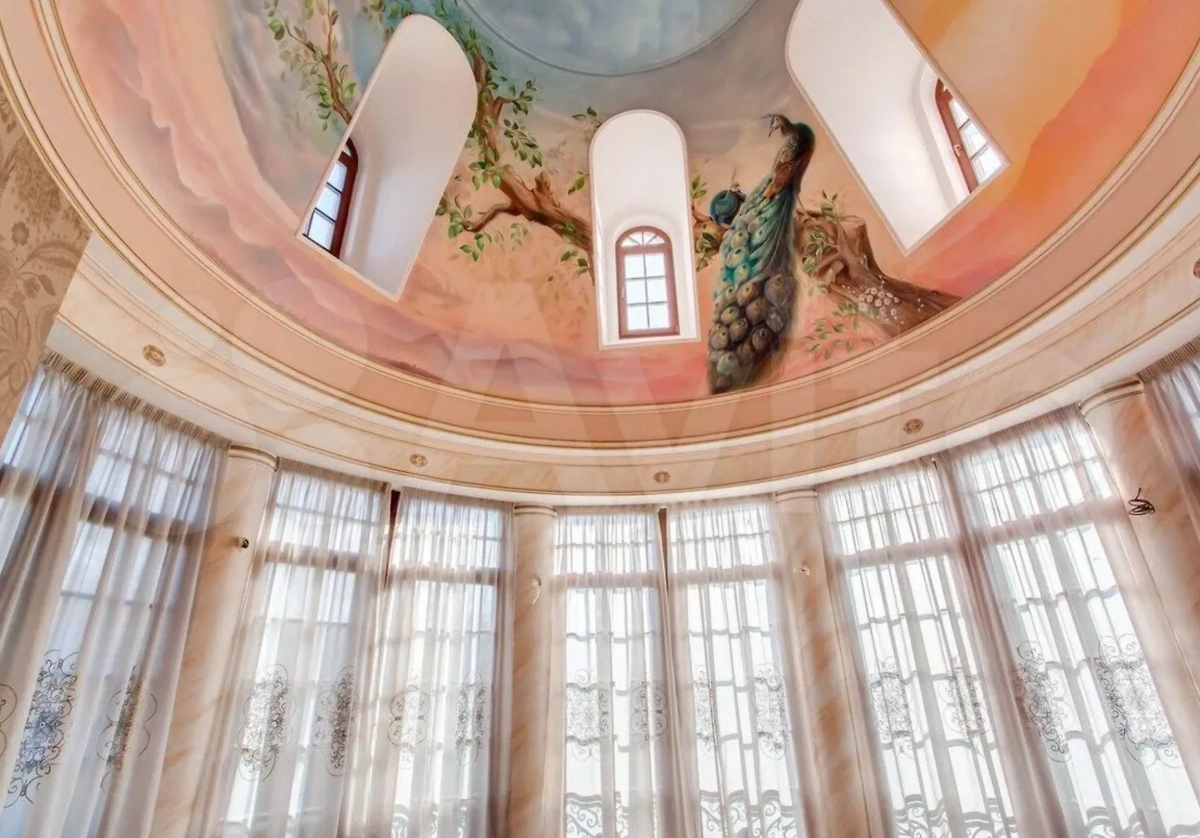 Интерьеры особняка, где жил Старовойт. Фото © avito.ru