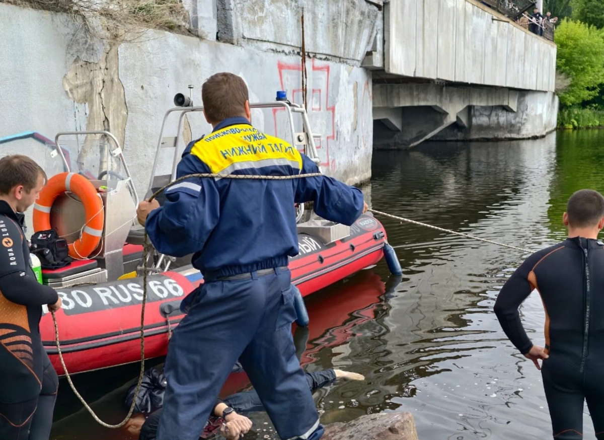 В Нижнем Тагиле достали автомобиль, упавший в реку. Фото © VK / МБУ «Центр защиты населения»
