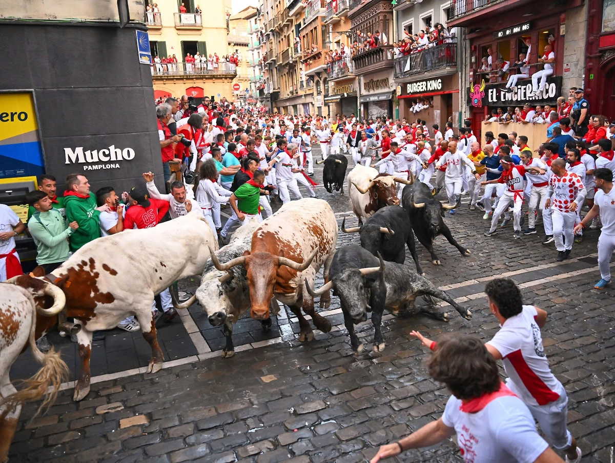 Забег с быками в Испании. Фото © Х / Alamy_Editorial