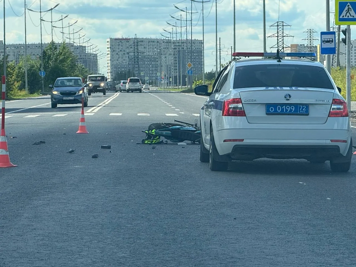 13-летний подросток влетел в машину на питбайке, который ему купили родители. Обложка © Telegram / ЧП Тюмень