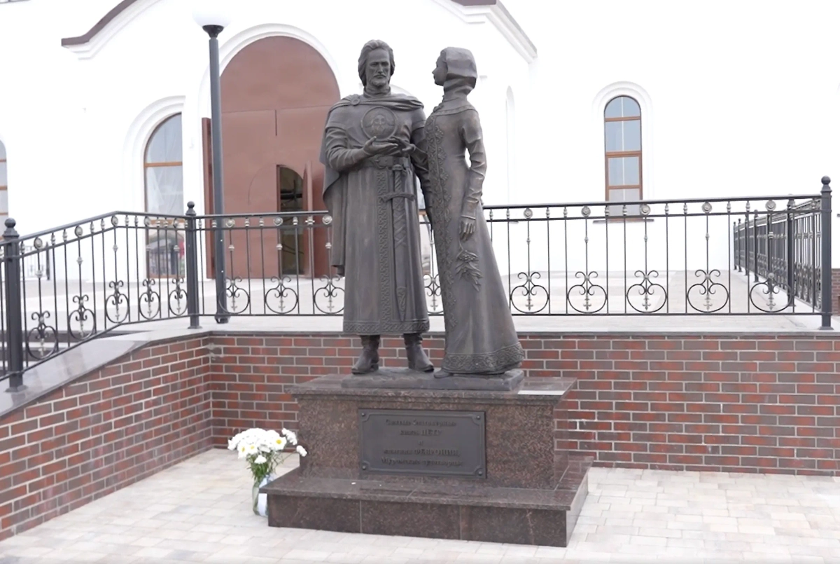 Скульптурная композиция, посвящённая святым Петру и Февронии. Обложка © Предоставлено Life.ru