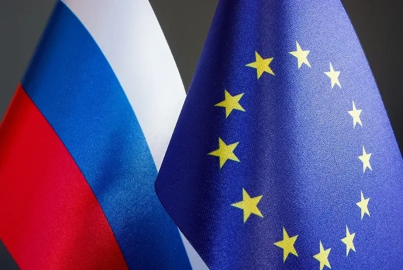 Флаги России и ЕС. Обложка © Shutterstock / FOTODOM / Vitalii Vodolazskyi