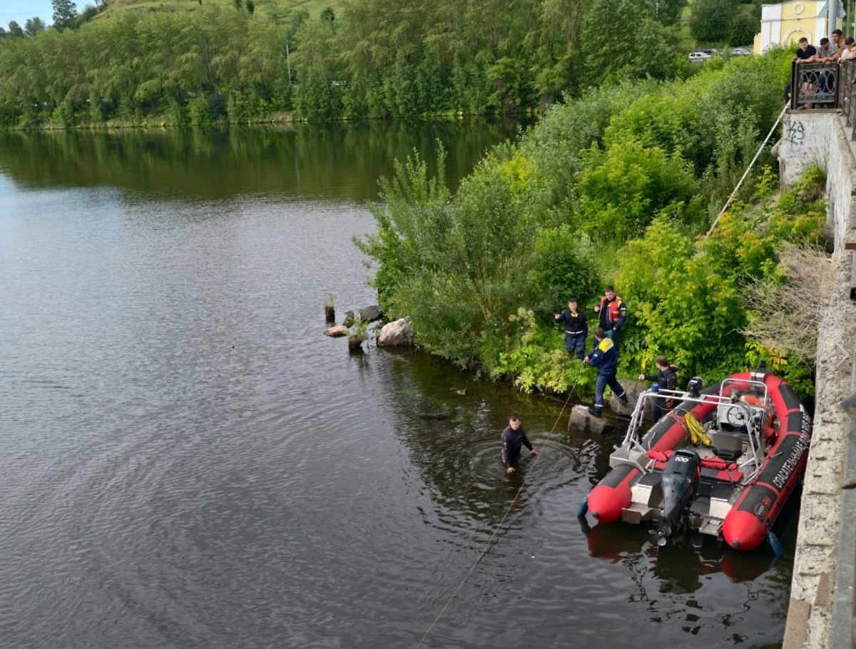 В Нижнем Тагиле достали автомобиль, упавший в реку. Фото © VK / МБУ «Центр защиты населения»