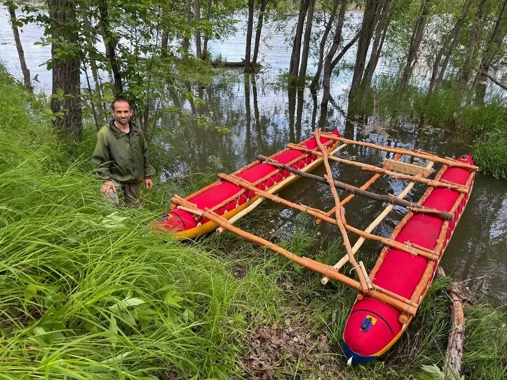 Сергей Лекай с самодельным катамараном. Фото © VK / Сергей Лекай