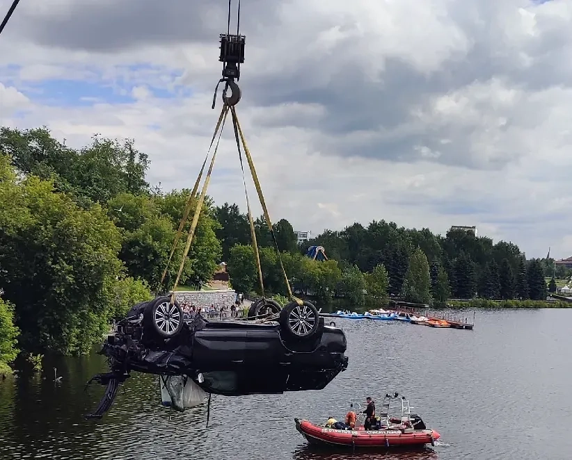 В Нижнем Тагиле достали автомобиль, упавший в реку. Фото © VK / МБУ «Центр защиты населения»
