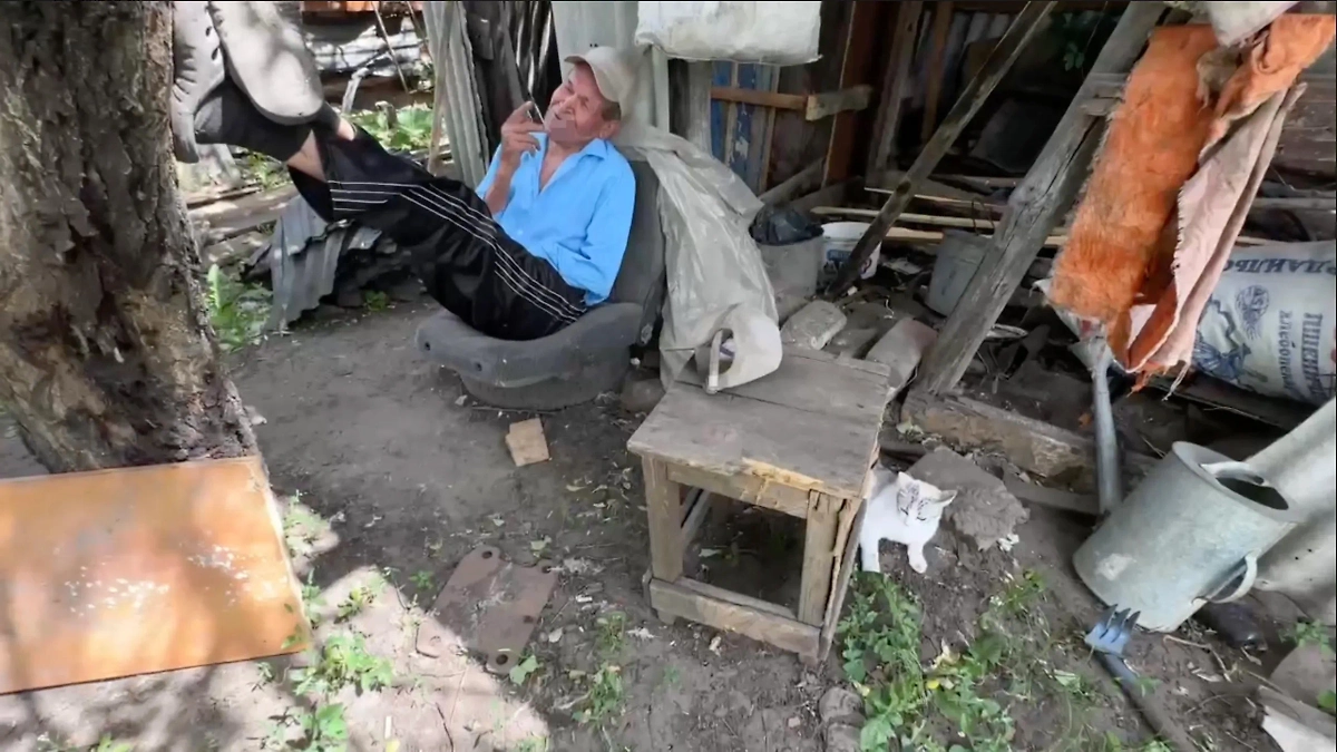 Между делами Владимир Ретунский любит отдохнуть в старом водительском кресле, задрав ноги на дерево. Фото © Life.ru