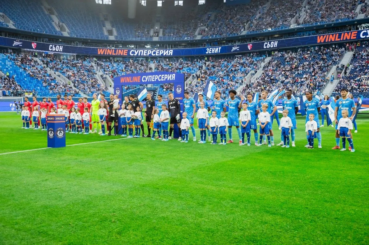 Игроки «Зенита» и «Сьона» перед товарищеским матчем. Обложка © Telegram / Футбольный клуб «Зенит»
