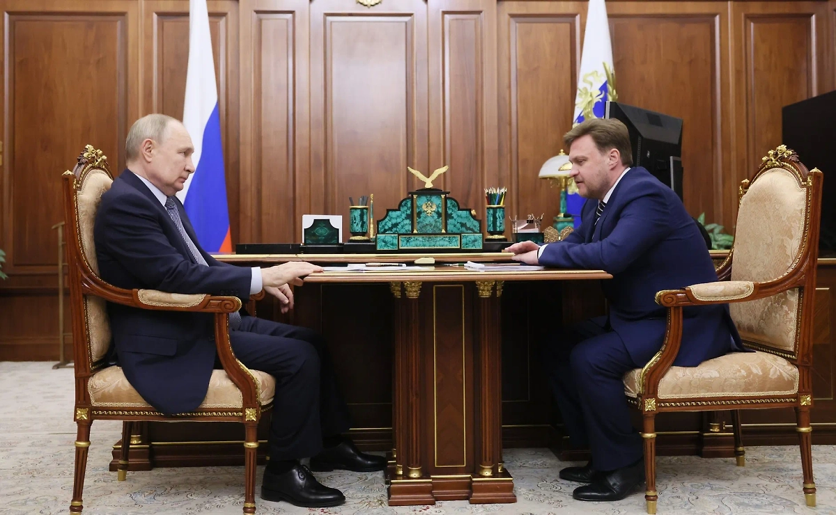 Путин провёл встречу с главой «РусГидро» Хмариным. Обложка © Kremlin.ru