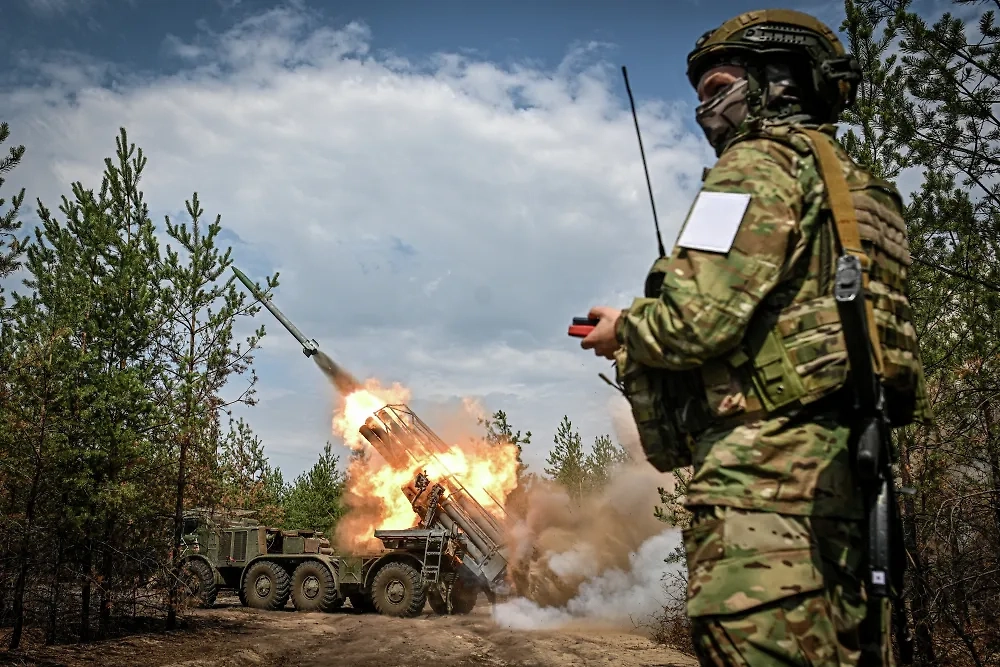 Армия России уничтожает позиции ВСУ у границы с Днепропетровской областью. Обложка © РИА «Новости» / Сергей Бобылев