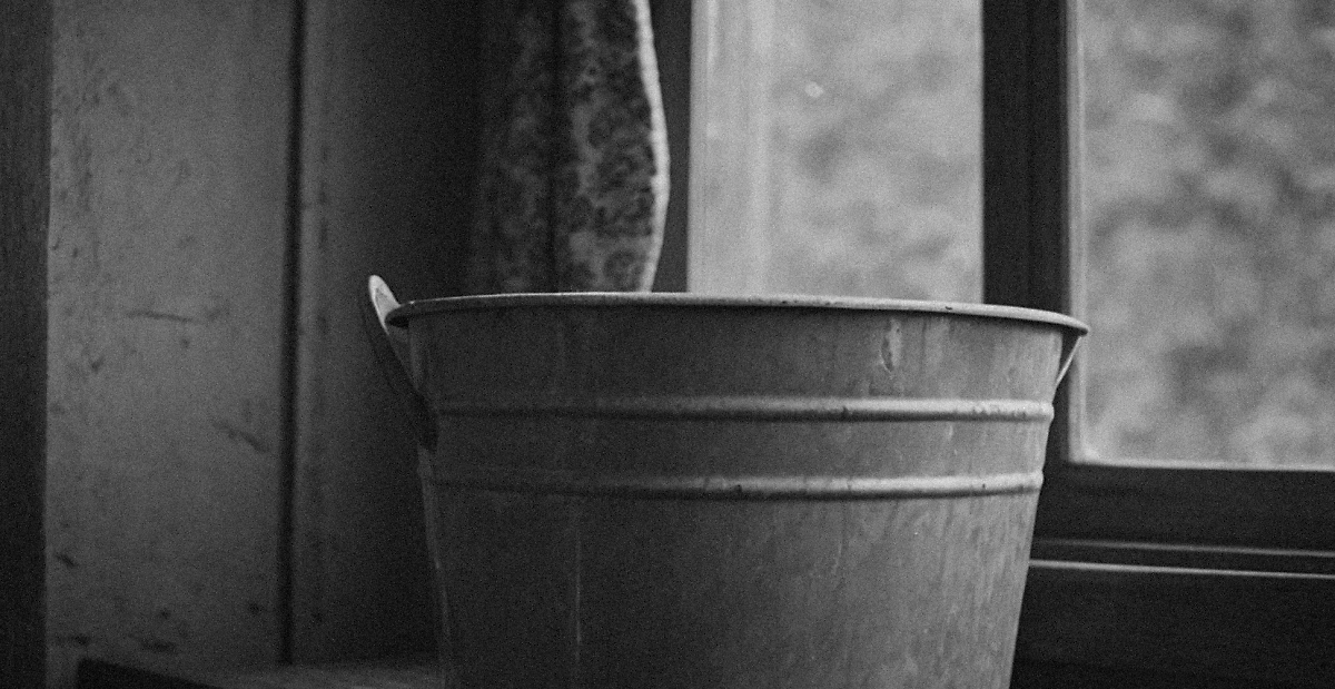 Ведро с водой использовали наши бабушки, прабабушки, а где-то такие методы используют и до сих пор. Фото © «Шедеврум»