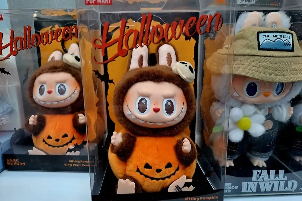 Лабубу впервые появилась в книге комиксов. Но в наше время на комиксах не заработаешь, а вот на коллекционных фигурках — вполне. Фото © Shutterstock / FOTODOM / petanicupu