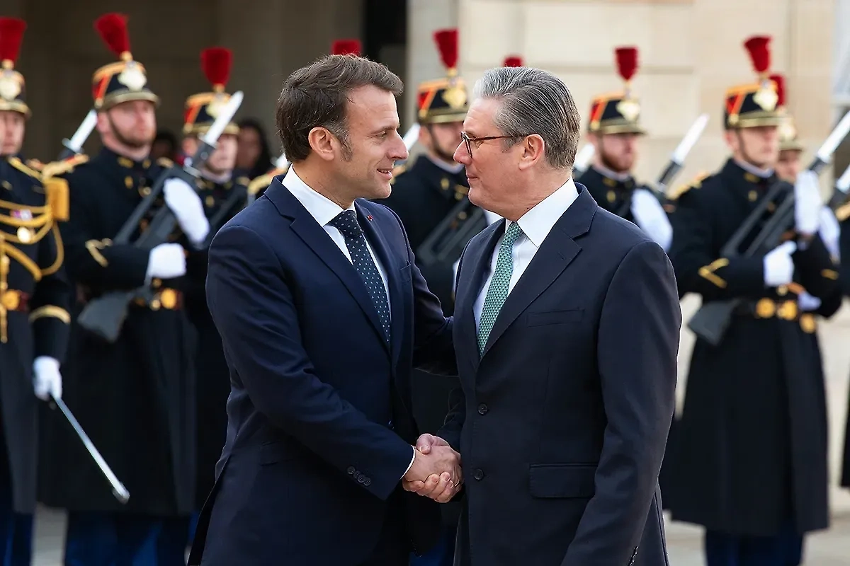 Премьер-министр Великобритании Кир Стармер и президент Франции Эмманюэль Макрон. Обложка © Shutterstock / FOTODOM / Frederic Legrand – COMEO