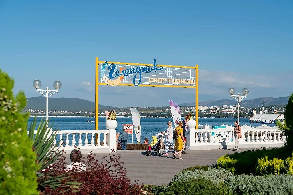 Обложка © Shutterstock / FOTODOM / Collection Maykova