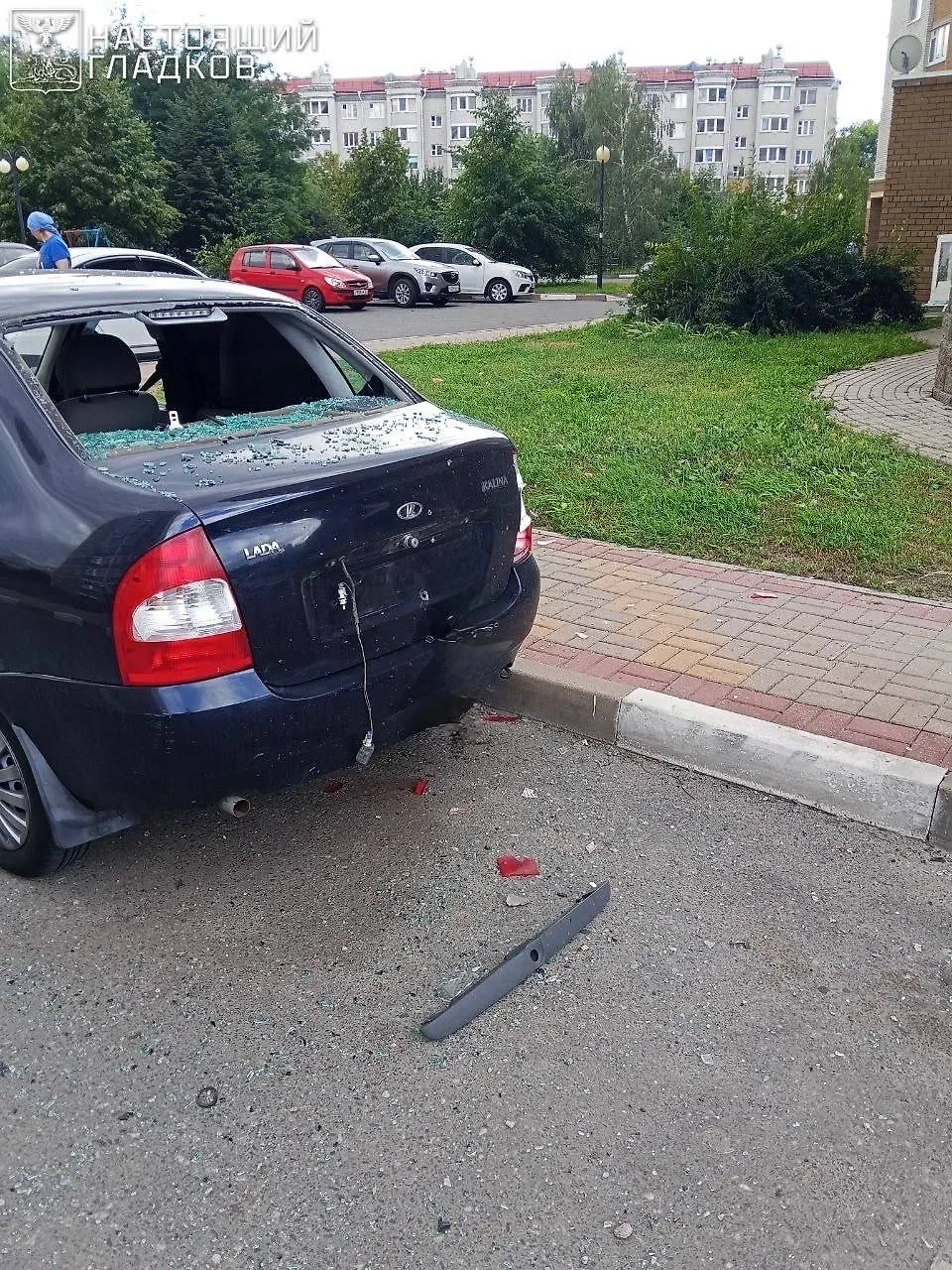 Машина с выбитым стеклом. Фото © Telegram / Настоящий Гладков