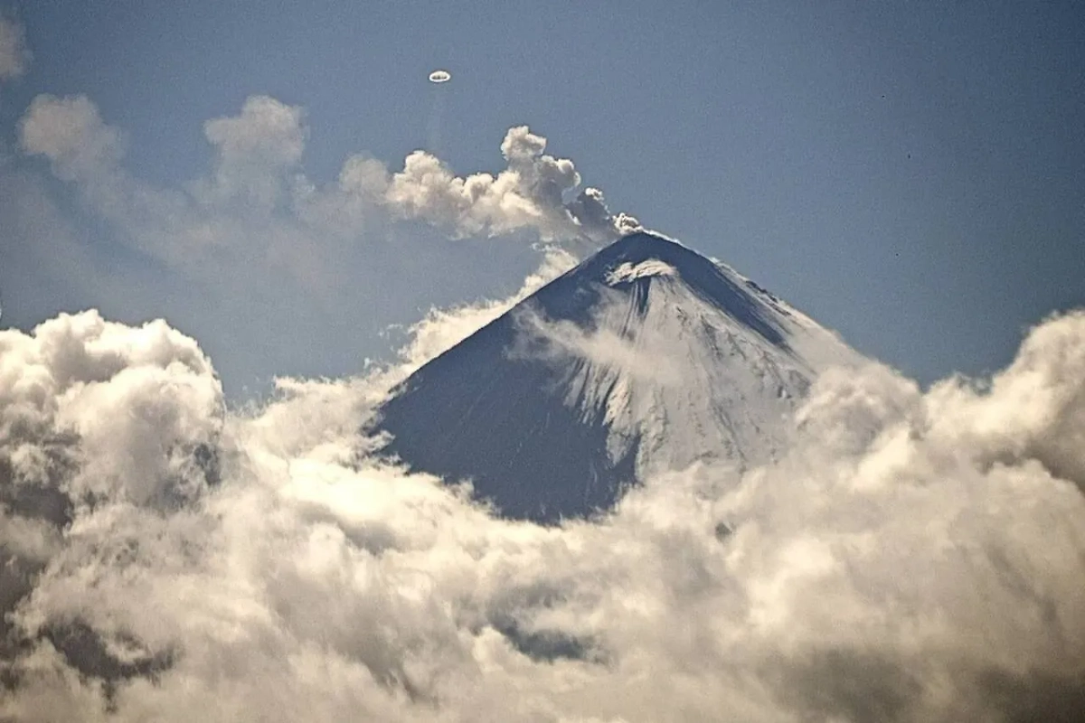 Вулкан Ключевской. Обложка © Telegram / KVERT ИВиС ДВО РАН