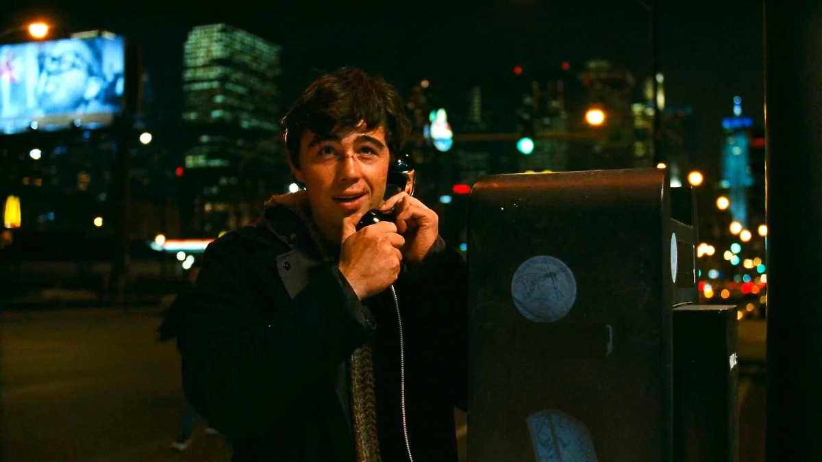 Сергей Бодров-младший в образе Данилы Багрова. Обложка © Kinopoisk.ru / Кадр из фильма «Брат 2» (2000 год) режиссёр и сценарист Алексей Балабанов