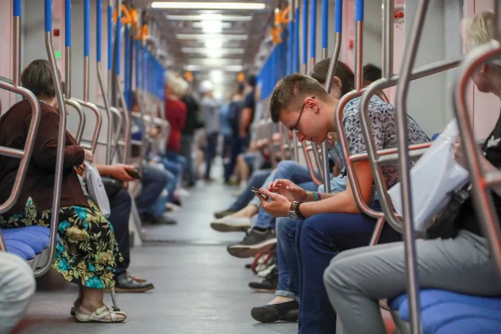 Москвичи стали чаще пользоваться интернетом в метро. Обложка © ТАСС / «Ведомости»