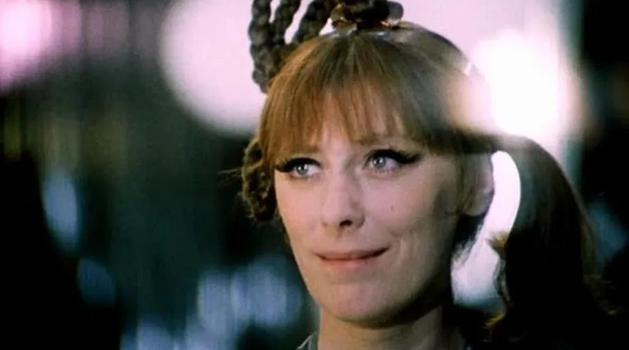 А теперь мы вместе с бандой атаманши Васильевой перевоплощаемся в инопланетян и летим в космос. Фото © Кадр из фильма «Эта весёлая планета», режиссёры Юрий Сааков, Юрий Цветков, сценаристы Дмитрий Иванов, Юрий Сааков, Владимир Трифонов / Kinopoisk