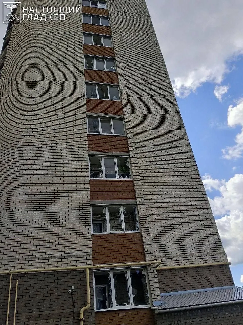 Выбитые стёкла в доме. Фото © Telegram / Настоящий Гладков