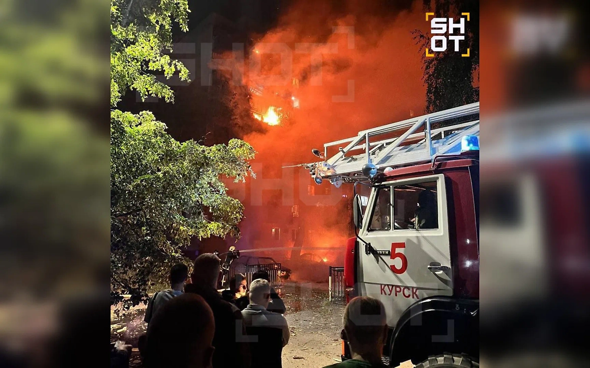 Многоквартирный дом горит в Курске после атаки БПЛА. Фото © Telegram / SHOT