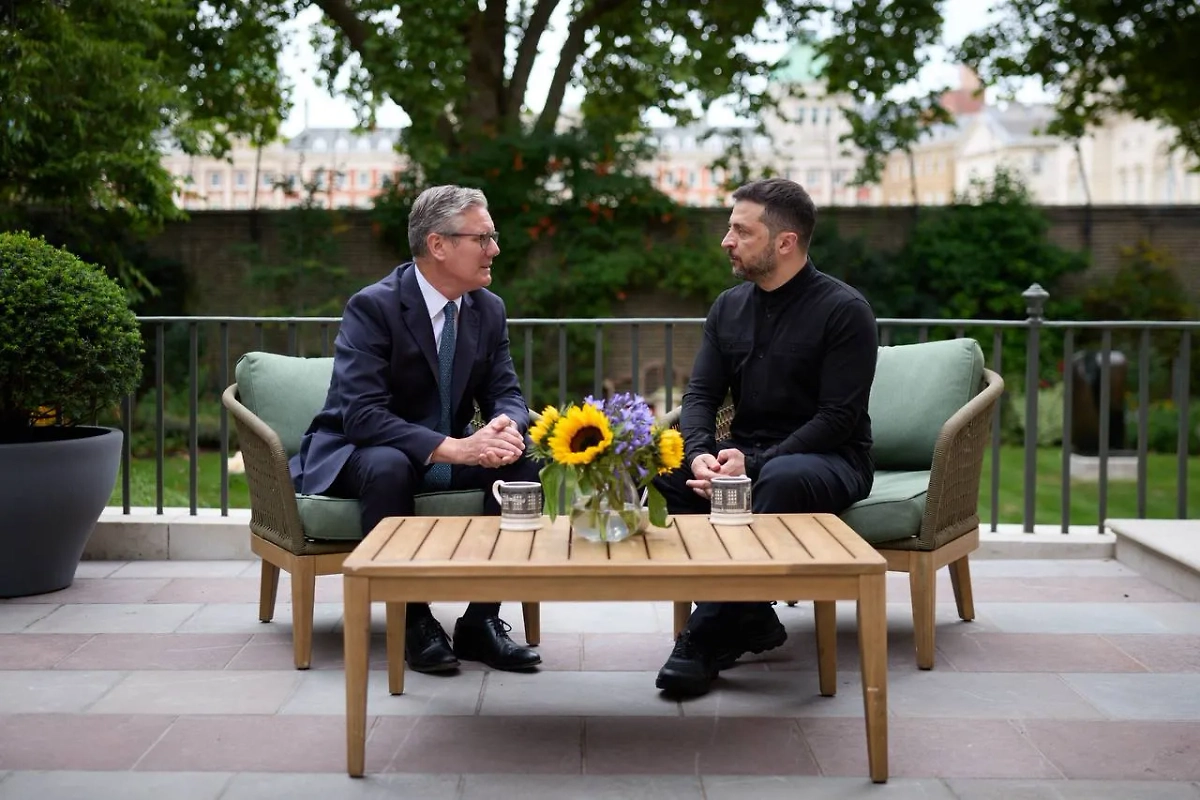 Владимир Зеленский и премьер Британии Кир Стармер в Лондоне 14 августа. Обложка © Офис Президента Украины