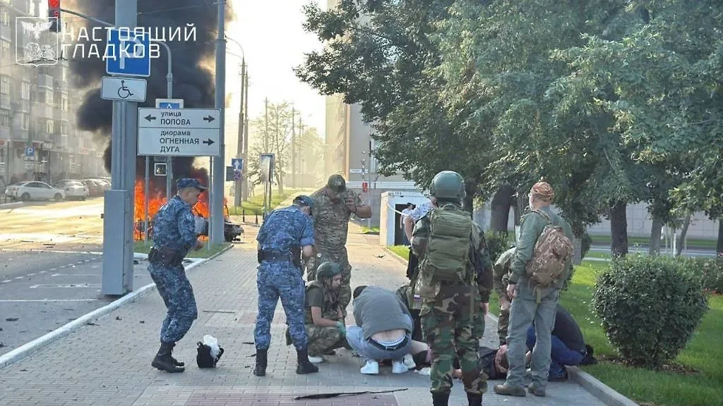 Помощь пострадавшему при атаке. Фото © Telegram / Настоящий Гладков