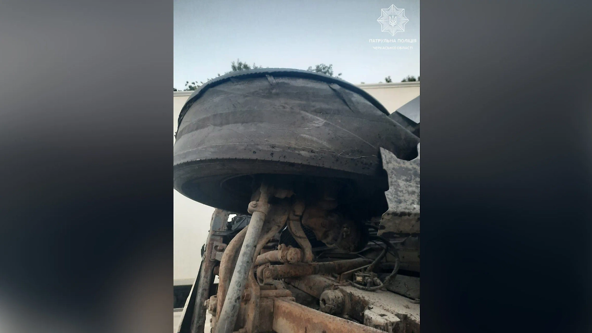 Взорванное колесо. Фото © Полиция Черкасской области Украины