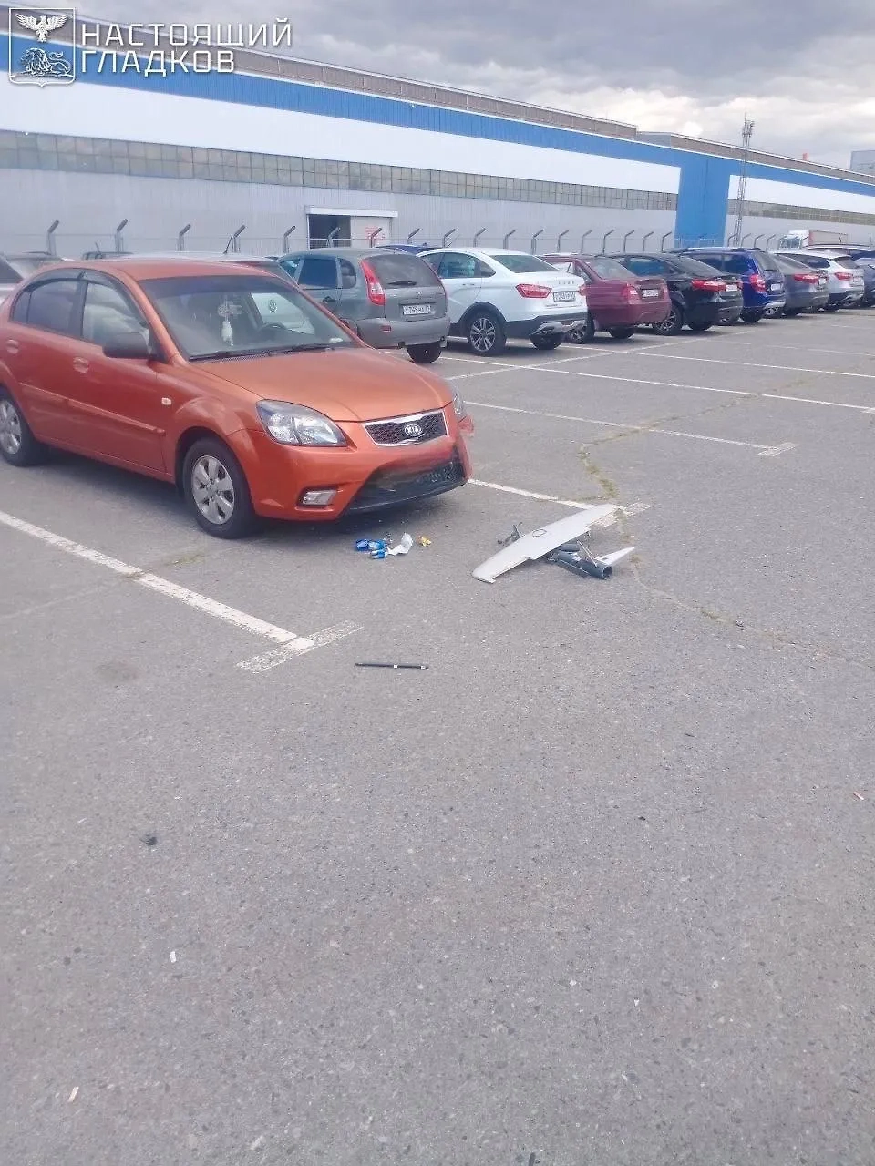 Обломок дрона у автомобиля. Фото © Telegram / Настоящий Гладков