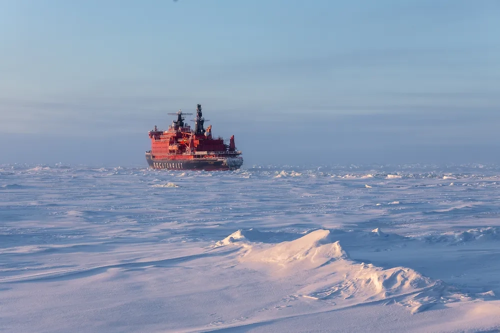 Российский атомный ледокол «50 лет Победы» в Арктике. Обложка © Shutterstock / FOTODOM / shmatkov